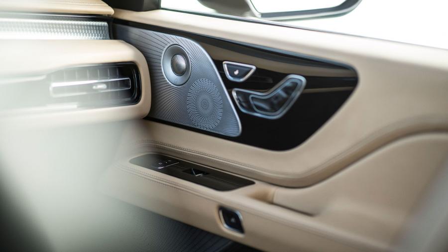 Детали интерьера Lincoln Aviator 2018 года  (фото 22 из 23)